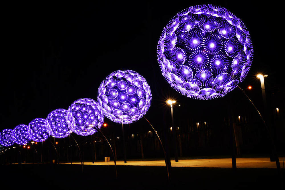 夜之璀璨 蒲公英金属发光球体灯饰的艺术与科技